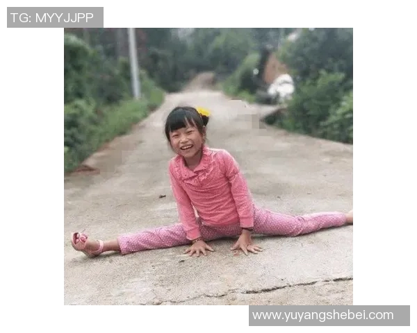 女孩与众多足球明星亲密合影展现青春活力与梦想追逐的美好瞬间